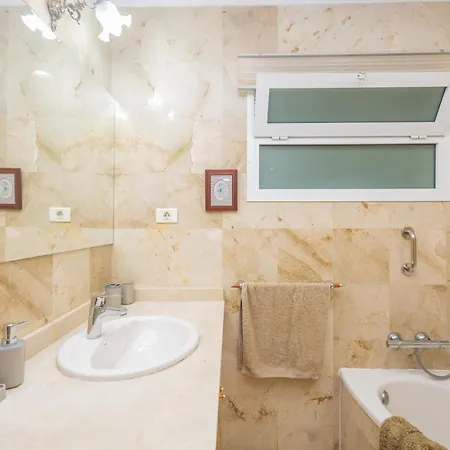 The Red House - 3br With Private Terrace